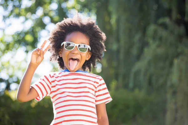 El chico lleva gafas de sol. —  Fotos de Stock