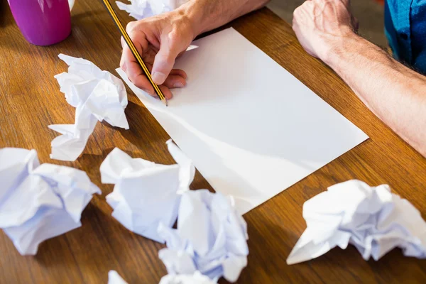 Portrait de mains dessinant sur une feuille de papier — Photo