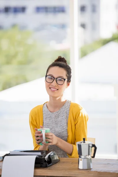 Hipster con in mano una tazza di caffè — Foto Stock