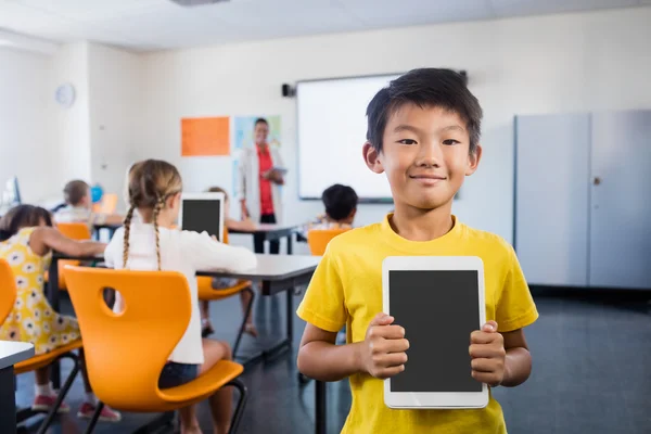 Kind poseren met een tablet — Stockfoto