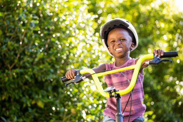 Niño está montando una bicicleta —  Fotos de Stock