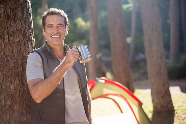 Uomo sorridente e in possesso di tazza — Foto Stock