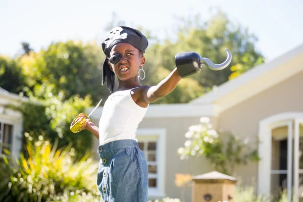 Linda chica de raza mixta haciendo muecas y usando ropa de pirata —  Fotos de Stock