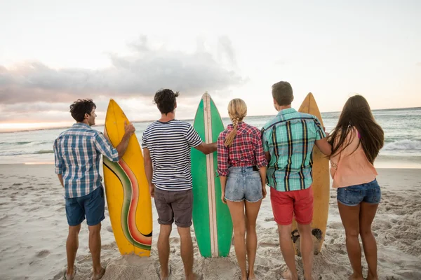 Vrienden houden een surfplank — Stockfoto