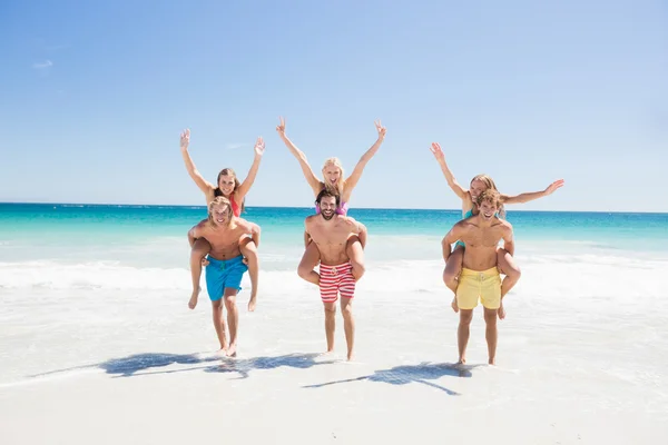 Retrato de amigos posando en la playa — Foto de Stock