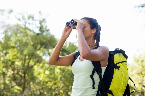 Mujer buscando algo con prismáticos — Foto de Stock