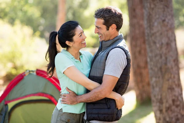 Coppia sorridente e tenersi l'un l'altro — Foto Stock