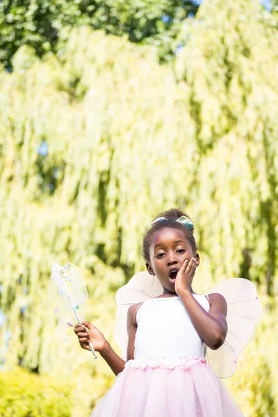 Söt blandras tjej bär en fairy klänning — Stockfoto