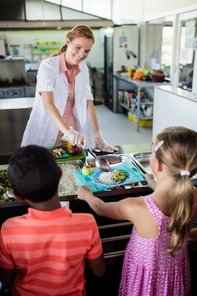 Cuisinière au service des enfants — Photo
