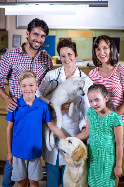 Mujer veterinario sosteniendo un lindo cachorro —  Fotos de Stock