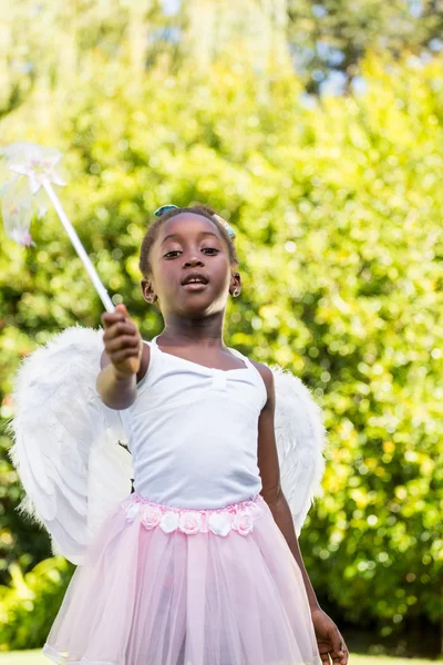 Söt blandras tjej bär en fairy klänning — Stockfoto