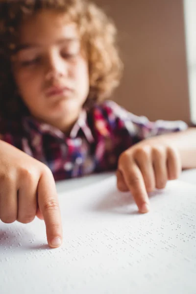 Chłopiec, używając pisma Braille'a, czytać — Zdjęcie stockowe