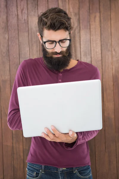 Hipster man använder en dator — Stockfoto