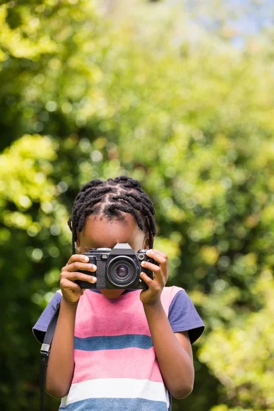 A child is taking picture with camera — Stock Photo, Image