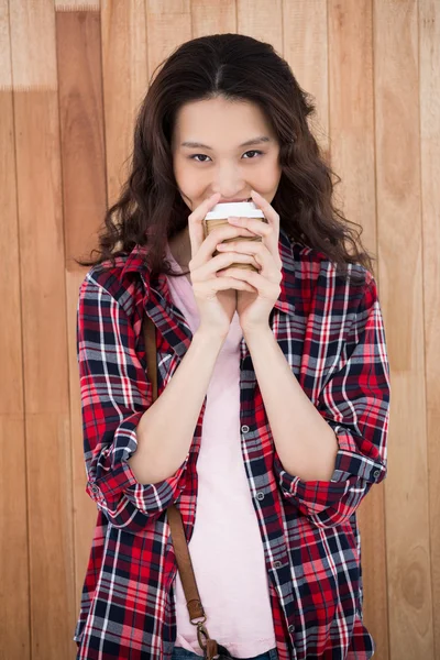 Hipster sosteniendo una taza de café —  Fotos de Stock