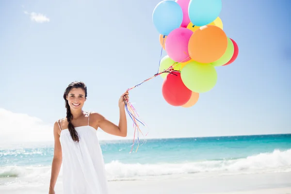 Schöne Frau mit Luftballon — Stockfoto