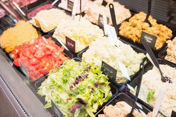 Penjualan counter dengan salad — Stok Foto