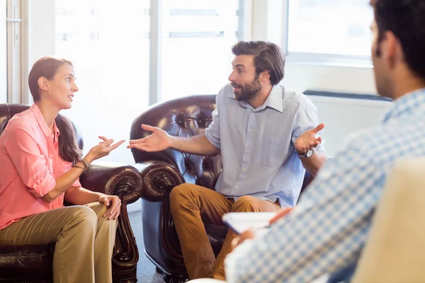 Psycholoog helpen een paar met relatie-problemen — Stockfoto