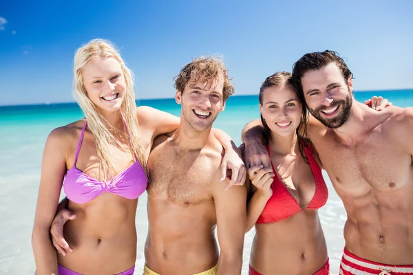 Retrato de amigos posando na praia — Fotografia de Stock