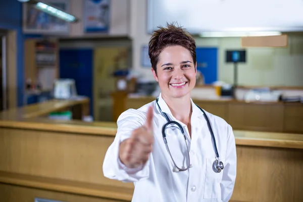 Retrato de mulher veterinária sorrindo e jogando polegares para cima — Fotografia de Stock