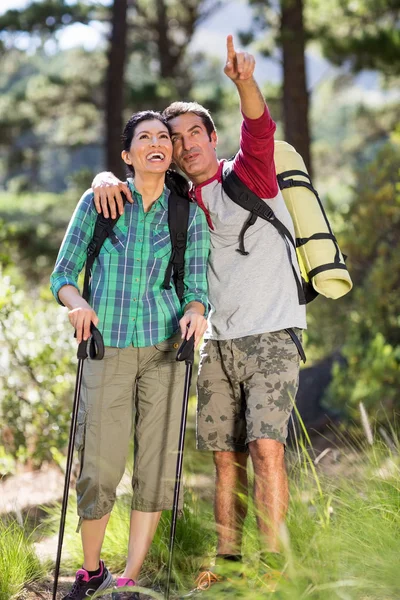 Casal apontando durante uma caminhada — Fotografia de Stock