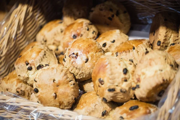 Regale mit Brot im Fokus — Stockfoto