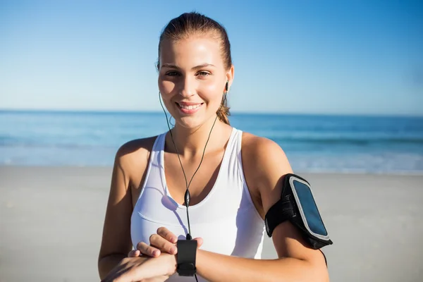 Fit vrouw op het strand — Stockfoto