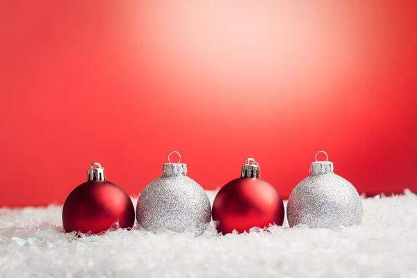 Immagine composita di palline di Natale allineati — Foto Stock