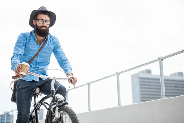 Hipster haciendo bicicleta — Foto de Stock