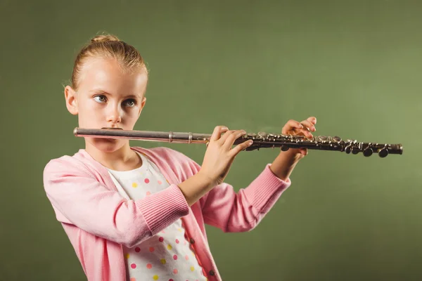 Menina tocando a flauta — Fotografia de Stock