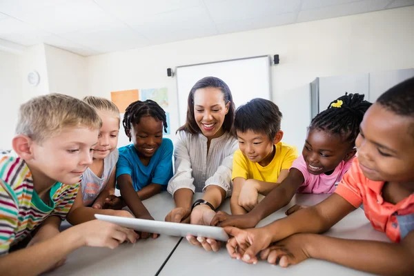 Menina sorrindo usando um computador tablet — Fotografia de Stock