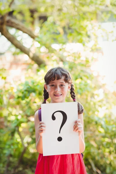 Chica sosteniendo un cartel con un signo de interrogación —  Fotos de Stock