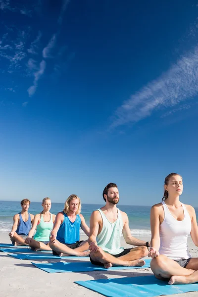 Gente haciendo yoga en la playa — Foto de Stock