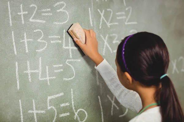 Flicka med en svamp för blackboard — Stockfoto