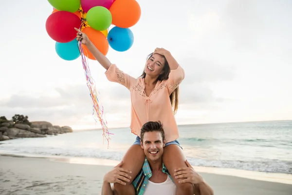 Homem dando piggyback para mulher — Fotografia de Stock