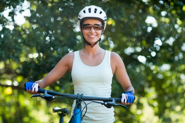 Frau lächelt und posiert mit ihrem Fahrrad — Stockfoto