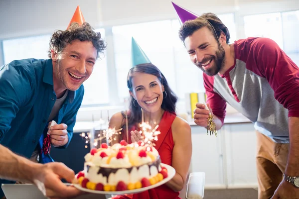 Colegas celebrando um aniversário — Fotografia de Stock