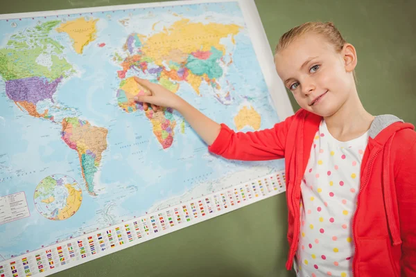 Chica apuntando en el mapa del mundo —  Fotos de Stock