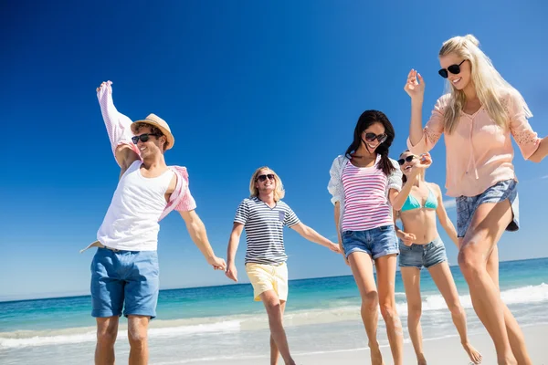 Amici che ballano sulla spiaggia — Foto Stock