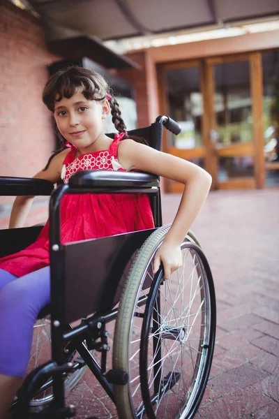 Улыбающаяся девушка сидит в инвалидном кресле — стоковое фото