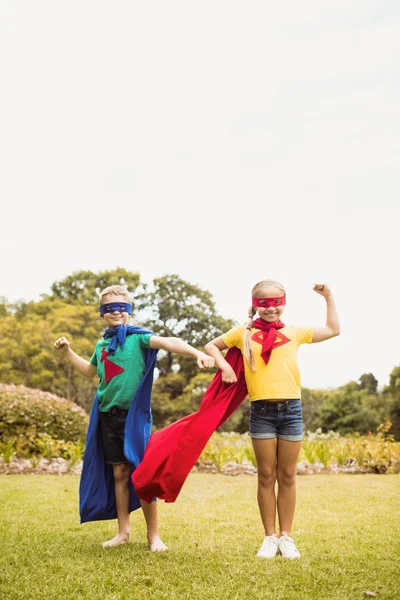 Enfants avec robe de super-héros posant — Photo