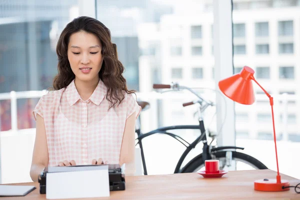 Hipster-Frau mit Schreibmaschine — Stockfoto