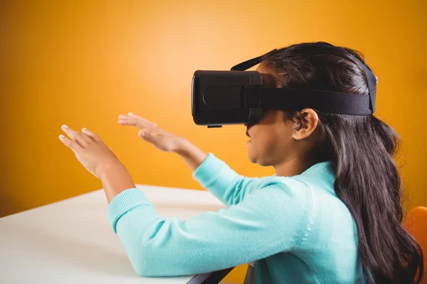 Menina usando um dispositivo de realidade virtual — Fotografia de Stock