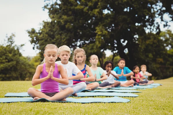 Gruppo sui bambini che fanno yoga — Foto Stock