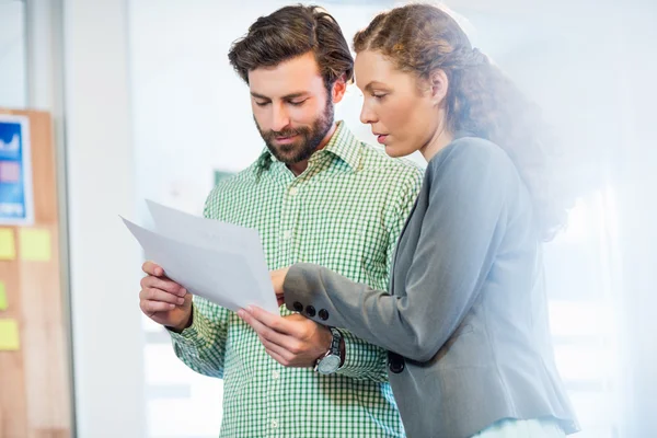 Businessman and businesswoman looking at diary — Stock Photo, Image