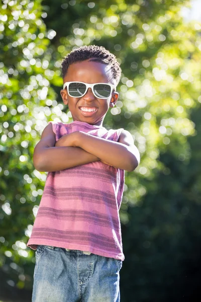 Garçon portant des lunettes de soleil — Photo