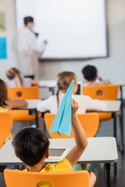 Estudiantes lanzando avión de papel — Foto de Stock