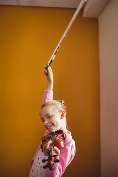 Flicka som spelar fiol — Stockfoto