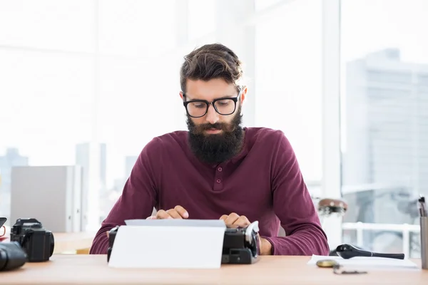 Hipster hombre usando una máquina de escribir —  Fotos de Stock