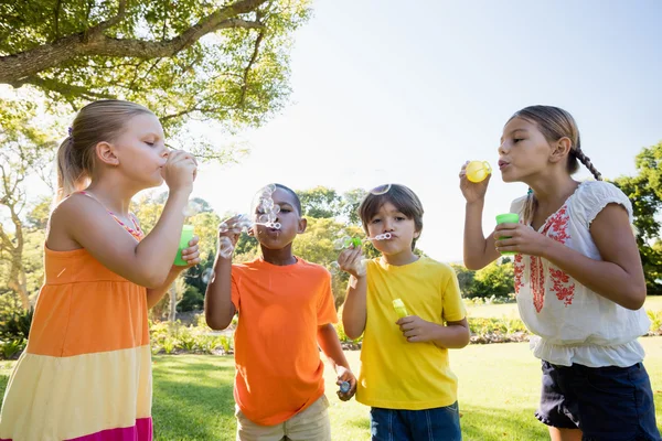 Děti si hrají s bublinami — Stock fotografie